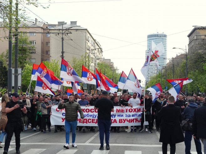 Srbi sa KiM na skupu "Ne damo Srbiju" (Foto: TANJUG/ VLADIMIR ŠPORČIĆ/ bg) 
