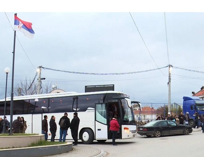 Срби са КиМ кренули јутрос за Београд на скуп "Не дамо Србију" Срби са КиМ кренули јутрос за Београд на скуп "Не дамо Србију" - Фото: ТАНЈУГ