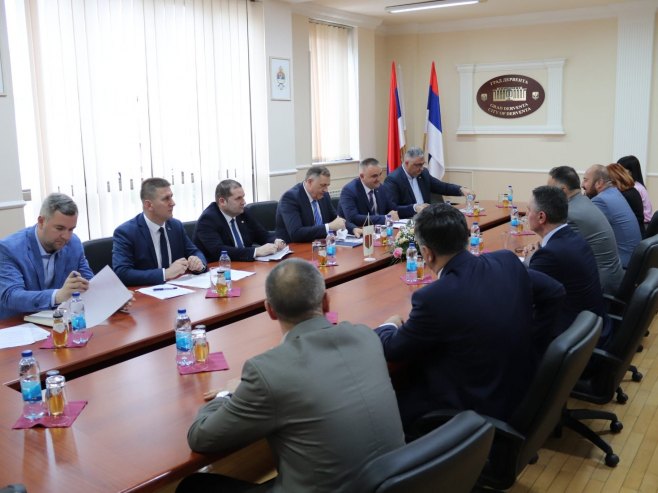Додик са руководством града Дервента (Фот: РТРС)