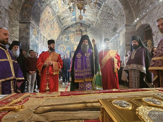 Патријарх Порфирије служио вечерње са изношењем плаштанице у Пећкој Патријаршији (фото: spc.rs) Патријарх Порфирије служио вечерње са изношењем плаштанице у Пећкој Патријаршији (фото: spc.rs) -