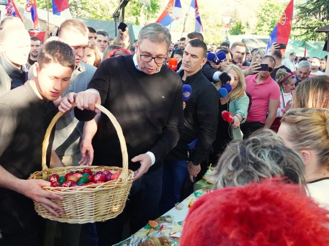 Вучић поклонио васкршња јаја (фото: TANJUG/ VLADIMIR ŠPORČIĆ/ nr) Вучић поклонио васкршња јаја (фото: TANJUG/ VLADIMIR ŠPORČIĆ/ nr) -