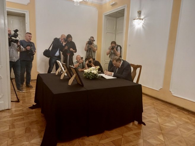 Предсједник Српске се уписао у кнјигу жалости Предсједник Српске се уписао у кнјигу жалости - Фото: РТРС