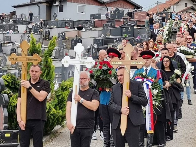 Сахрана трагично настадале породице Тодоровић Сахрана трагично настадале породице Тодоровић - Фото: СРНА