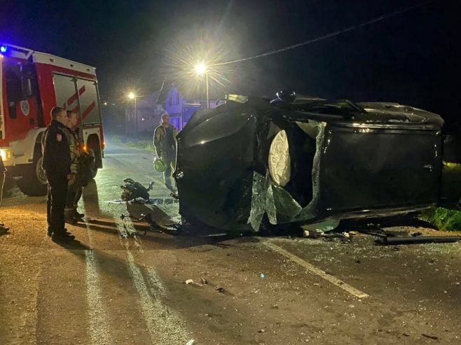 Приједор: Аутомобил слетио с пута, два лица повријеђена (ФОТО)