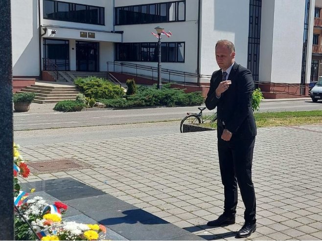 Положено цвијеће на споменик палим борцима Војске Републике Српске, Модрича Положено цвијеће на споменик палим борцима Војске Републике Српске, Модрича - Фото: СРНА
