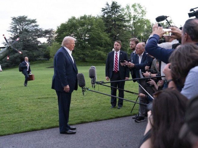 Трамп нуди мигрантима 1.000 долара за добровољну депортацију