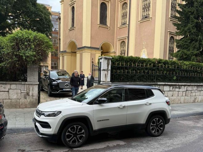 Сарајево: Аутомобил паркиран на улазу у сједиште Митрополије; МУП Кантона нема паука да склони возило