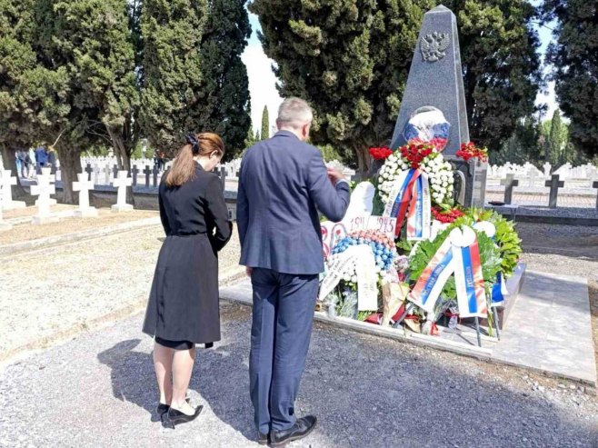 На војничком гробљу Зејтинлик у Солуну положени вијенци поводом Дана побједе над фашизмом