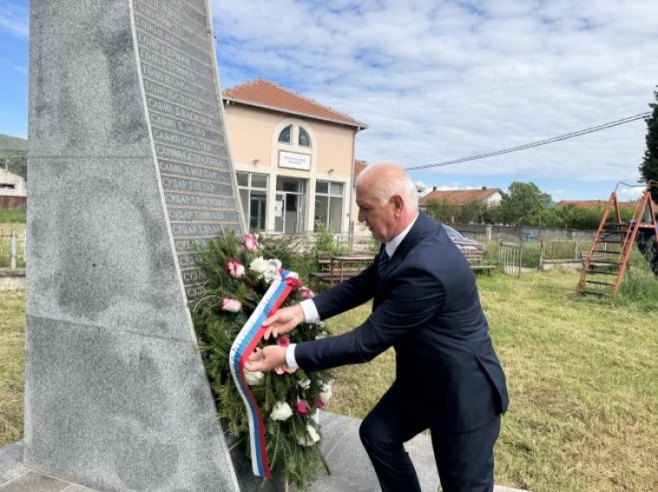 Васо Гујић положио вијенац на споменик погинулим борцима НОР-а у Мостару Васо Гујић положио вијенац на споменик погинулим борцима НОР-а у Мостару - Фото: СРНА