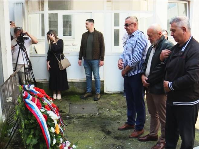 Брчко: Служен парастос са породицу Исаиловић Брчко: Служен парастос са породицу Исаиловић - Фото: РТРС