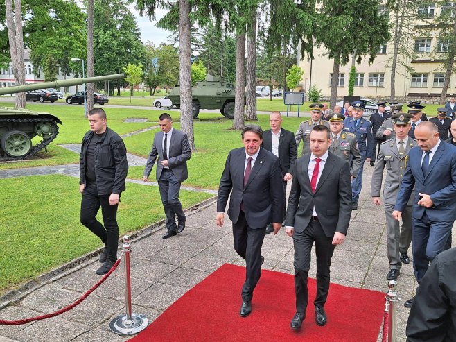 Гогановић дочекао министра одбране Србије