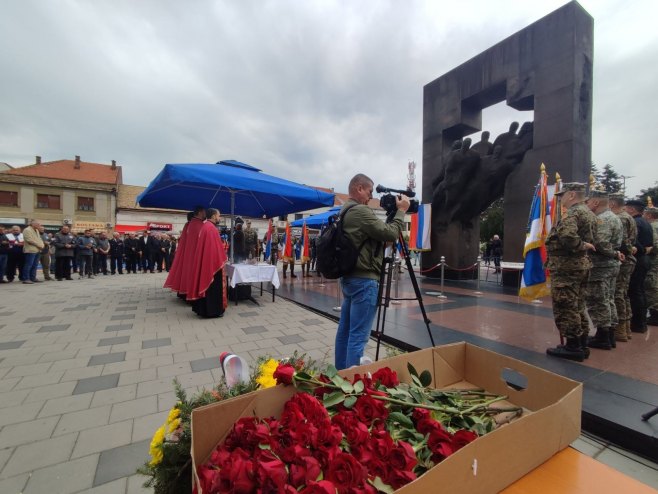 Дан ВРС обиљежен у Бијељини; Вијенци и цвијеће на централном споменику погинулим борцима (ФОТО)