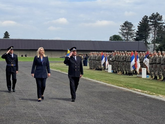Предајом рапорта Цвијановићевој настављена централна свечаност у касарни "Козара" (ФОТО/ВИДЕО)