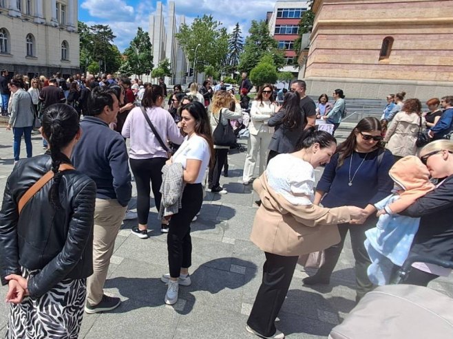 Бањалука: Протест родитеља дјеце која похађају приватне вртиће због нередовне исплате субвенција (ФОТО)