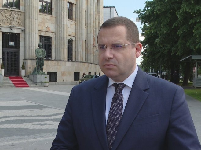 Ковачевић за РТРС: Нема никакве математике - или сте за Републику Српску или за Комшића и Бећировића (ВИДЕО) Ковачевић за РТРС: Нема никакве математике - или сте за Републику Српску или за Комшића и Бећировића (ВИДЕО)