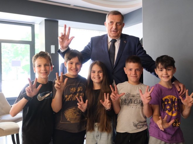 Додик са дјецом из Добоја (Фото: x.com/miloraddodik) Додик са дјецом из Добоја (Фото: x.com/miloraddodik) -