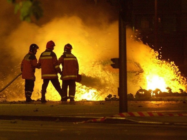 Букти пожар у складишту хемикалија у Шпанији: Црни дим над градом, грађанима наређено да не излазе (ВИДЕО)