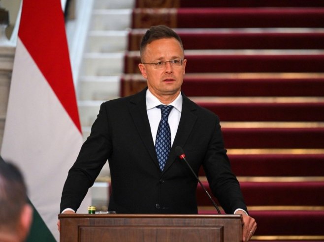 Сијарто: Фон дер Лајен држи лекције док крије своје сумњиве послове