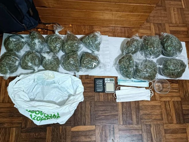 Одузет килограм марихуане, слободе лишено једно лице