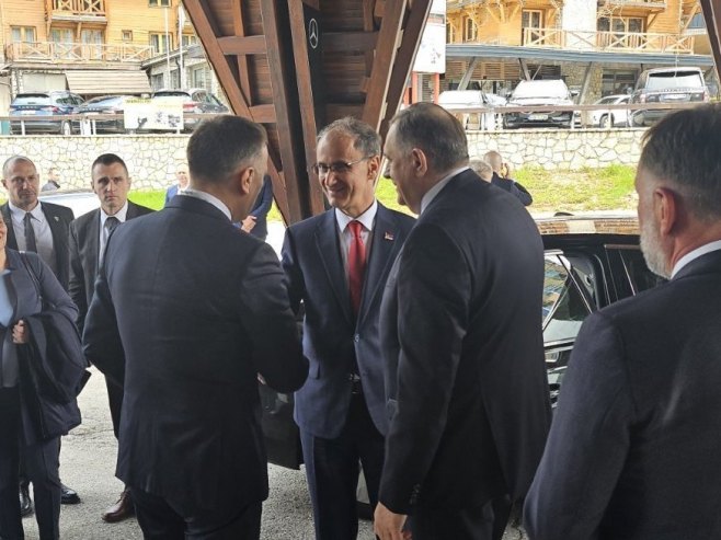Премијер Србије стигао на Јахорину; Дочекао га предсједник Српске (ВИДЕО)
