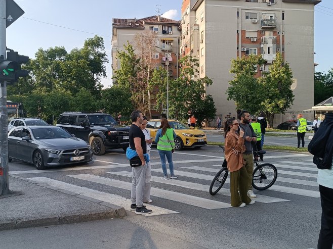 Група грађана блокирала раскрснице у Новом Саду