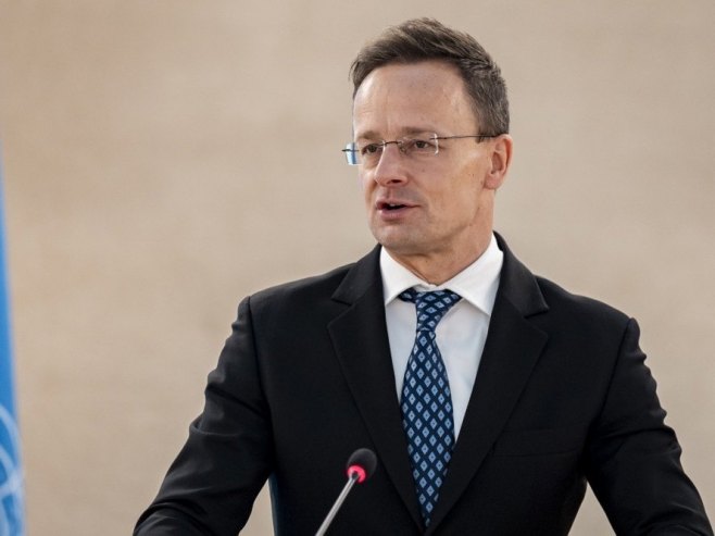 Сијарто: Брисел да не омета мировне преговоре о Украјини