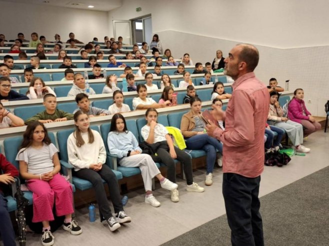 Представљен роман "Bиблиотечке мачке спавају наглавачке"
