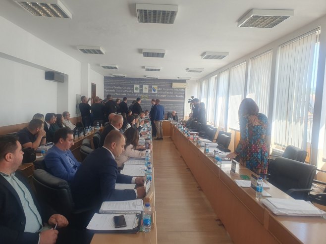 Теслић: Формирана нова скупштинска већина, прекинуто засједање - стигла дојава о бомби