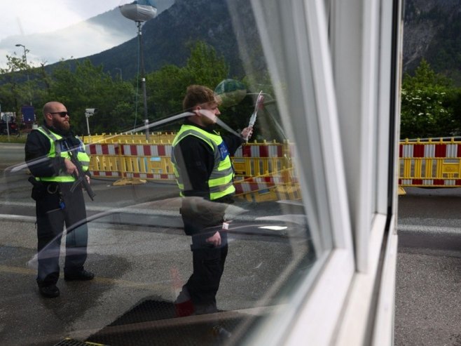 Полиција, илустрација (фото: EPA-EFE/ANNA SZILAGYI) Полиција, илустрација (фото: EPA-EFE/ANNA SZILAGYI) -