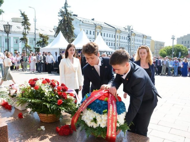 Представништво Српске у Москви положило вијенац на споменик Ћирилу и Методију (ФОТО)