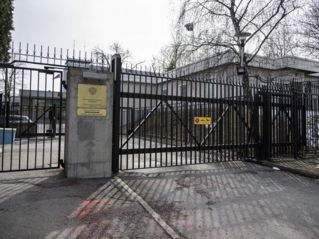 Бачена боја на руску Амбасаду у Шведској