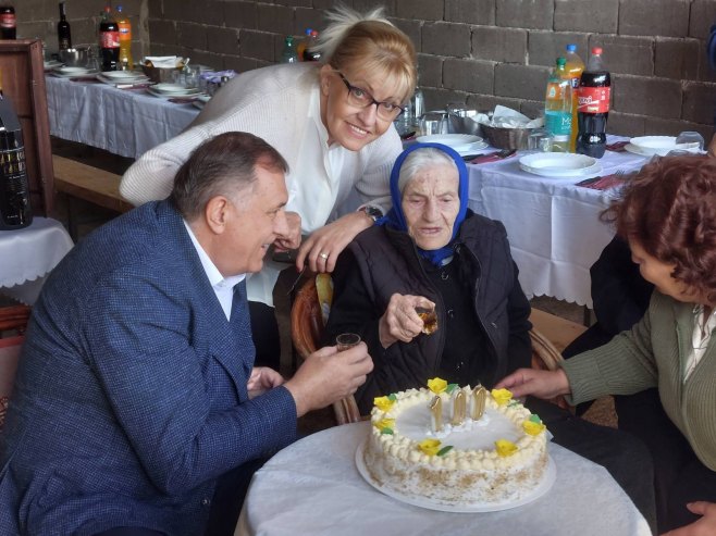 Milorad Dodik i baka Ljeposava (foto: RTRS)