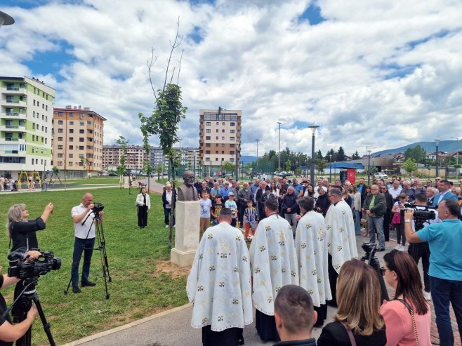 У Источном Новом Сарајеву откривена је биста проте Војислава Чаркића У Источном Новом Сарајеву откривена је биста проте Војислава Чаркића - Фото: СРНА