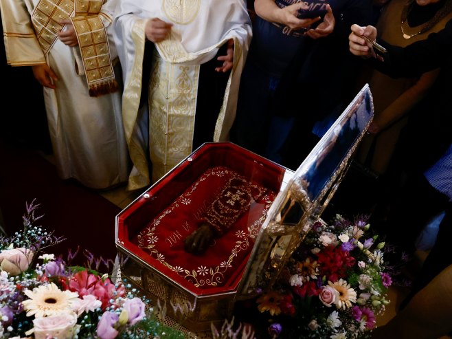 Испред Везнесењске цркве дочекана рука Светог Саве