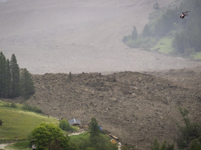 Ледена лавина затрпала село у Швајцарској (Фото: EPA-EFE/JEAN-CHRISTOPHE BOTT) - 