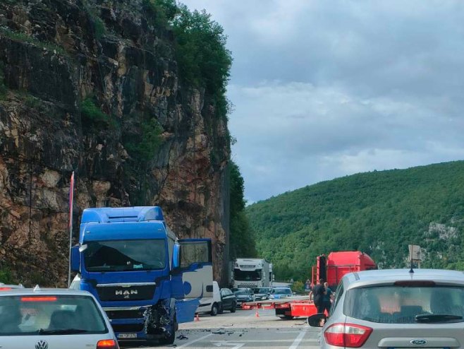 Незгода у Црној Ријеци, саобраћај обустављен