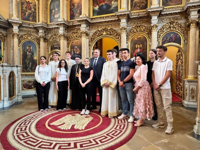 Додик посјетио дјецу која похађају српску школу у Будимпешти