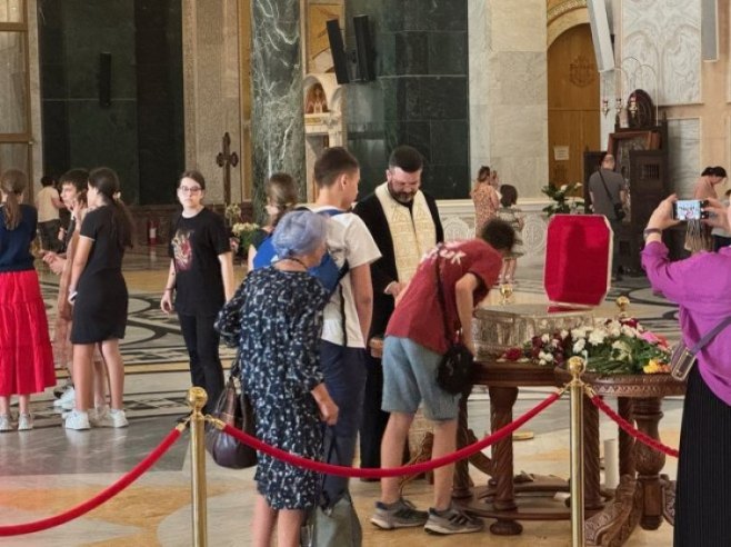 Хиљаде вјерника поклонило се руци Светог Саве