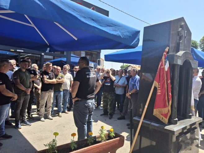 Одавање почасти команданту Гарде "Пантери" Љубиши Савићу Маузеру