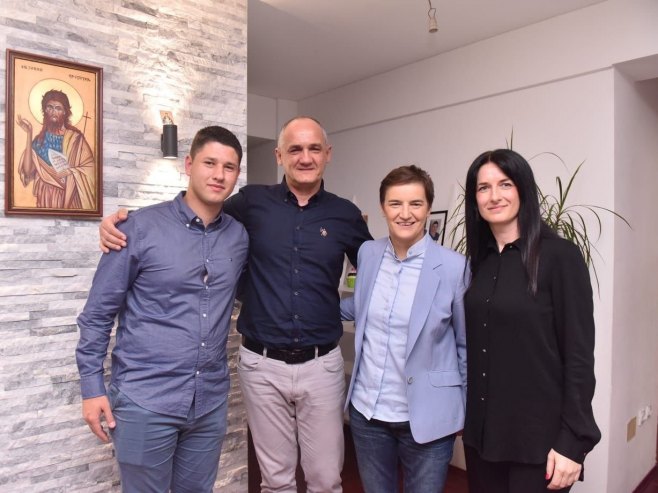Брнабићева посјетила у Добоју породицу студента Милоша Павловића