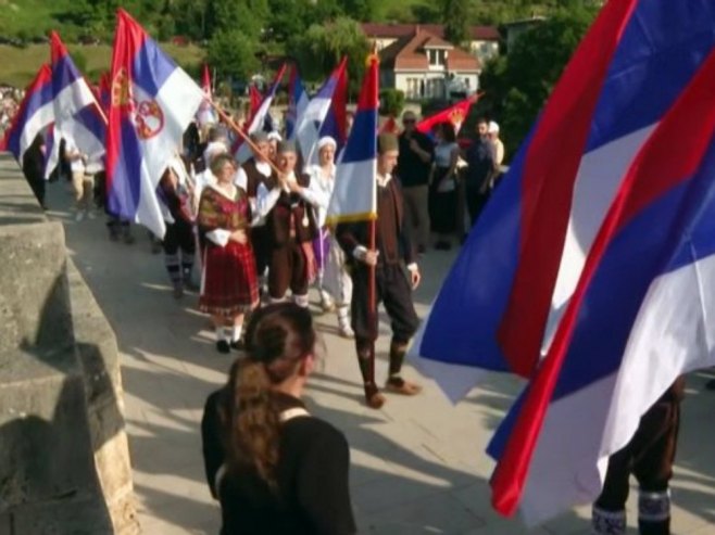 Сусрет на Дрини - Симболично везане заставе Српске и Србије