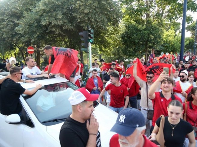 Албанска дјеца показивала двоглавог орла и провоцирала фудбалере Србије