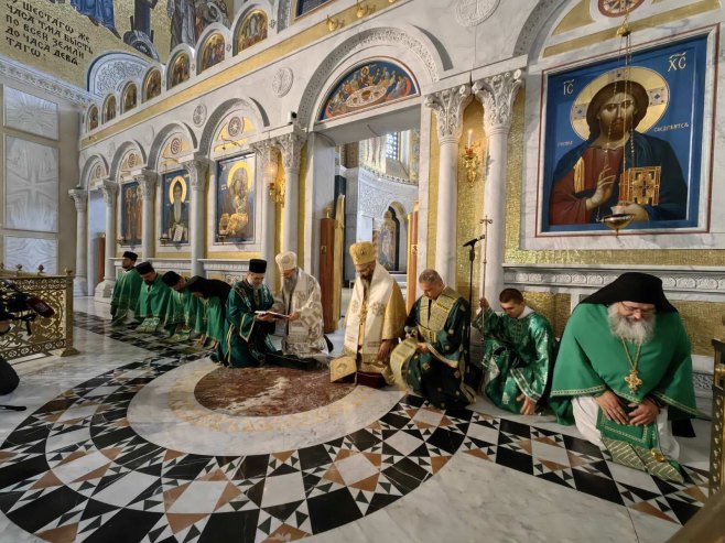Свечано испраћена рука Светог Саве послије литургије коју је служио патријарх Порфирије (ФОТО)