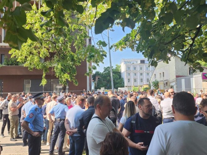 Скуп испред Републичког јавног тужилаштва (Фото: РТРС) Скуп испред Републичког јавног тужилаштва (Фото: РТРС)