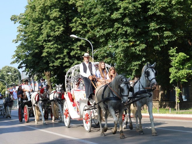 Одржан велики дефиле кочија са коњаницима Одржан велики дефиле кочија са коњаницима - Фото: ZIPAPHOTO/Borislav Zdrinja