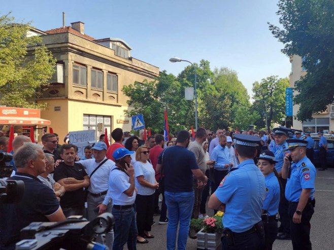 Грађани испред Окружног суда Грађани испред Окружног суда - Фото: РТРС