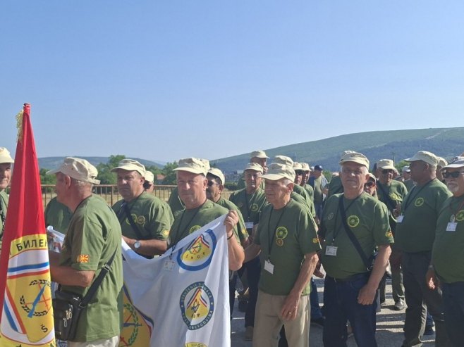 Више од 300 бивших питомаца школе резервних официра пјешадије продефиловали улицама Билеће (ФОТО)