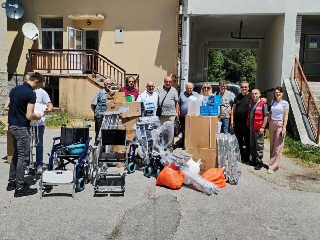 Донација медицинских средстава Дому здравља у Босанском Грахов Донација медицинских средстава Дому здравља у Босанском Грахов - Фото: Уступљена фотографија