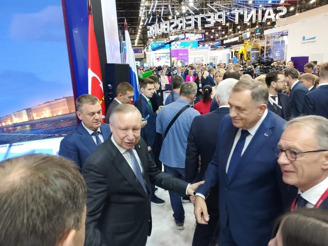 Предсједник Српске посјетио штанд Санкт Петербурга на Међународном економском форуму (ФОТО)