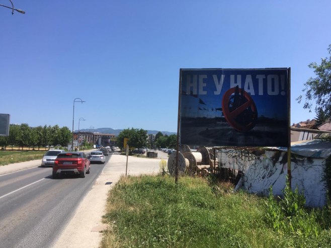 Билборди "Не у НАТО" на путу ка бази Алијансе у Бутмиру (ФОТО)